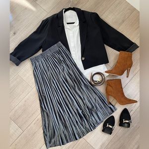 NWT Ninexis- One Size Holiday Silver Gray Velvet Pleated Skirt